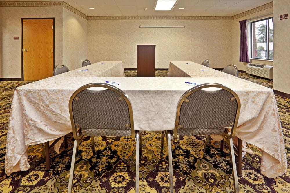 Holiday Inn Express & Suites Wilson-Downtown By Ihg Екстериор снимка