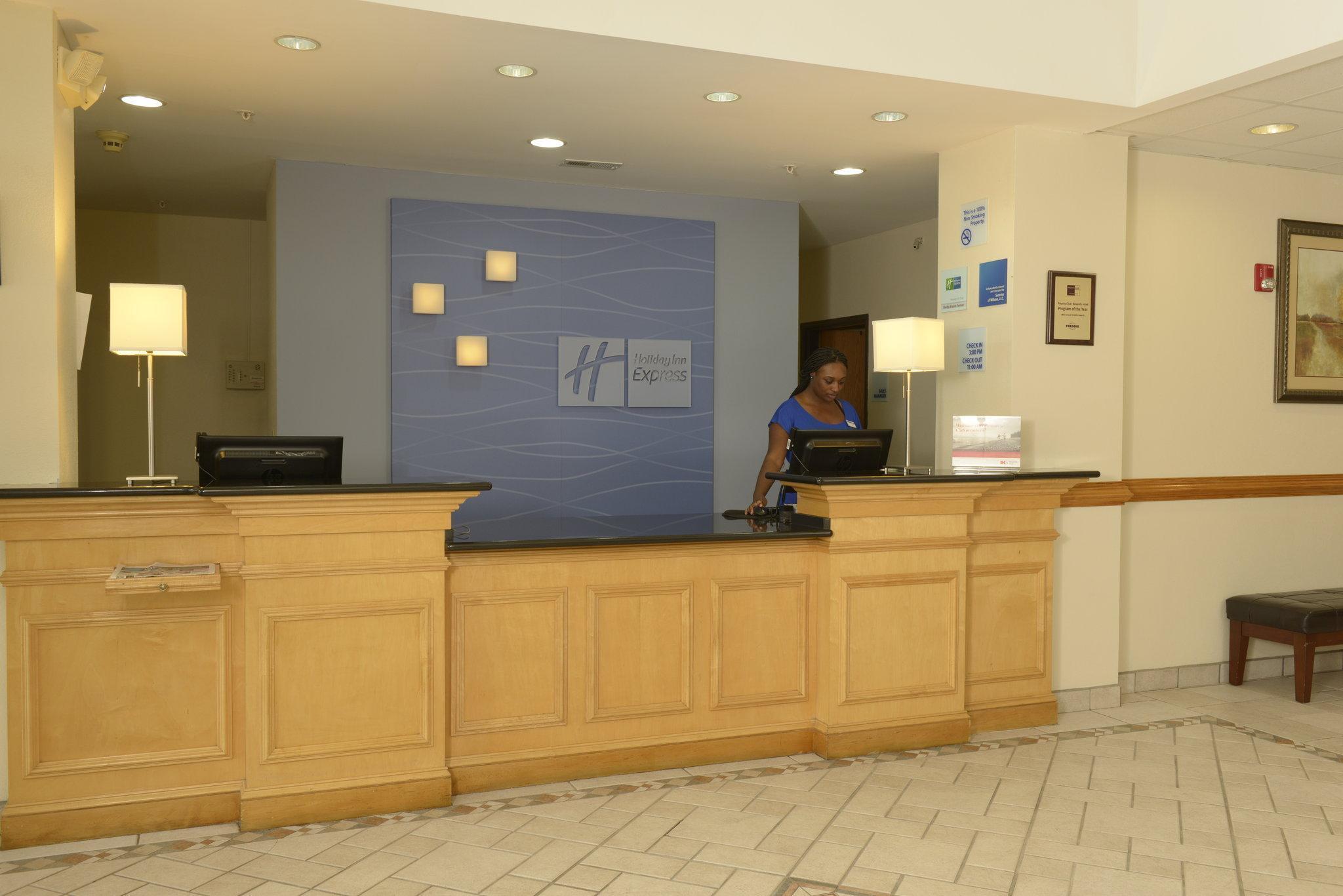 Holiday Inn Express & Suites Wilson-Downtown By Ihg Екстериор снимка
