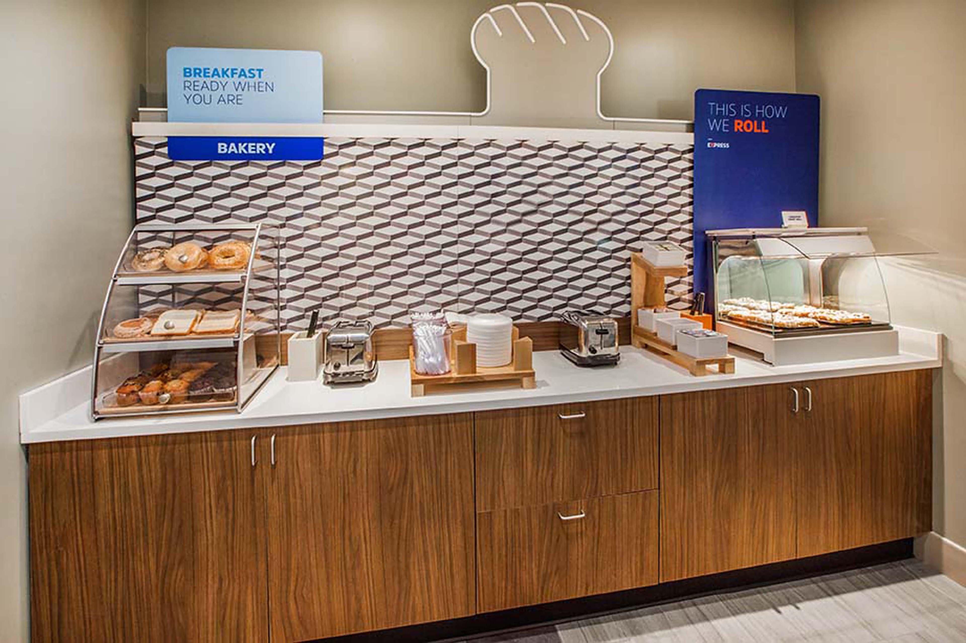 Holiday Inn Express & Suites Wilson-Downtown By Ihg Екстериор снимка